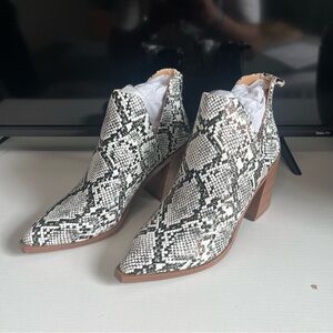 ❤️‍🔥HP❤️‍🔥 NWT FISACE Pointed Toe Stacked Mid Heel Ankle Boots V Cut Back Zipper